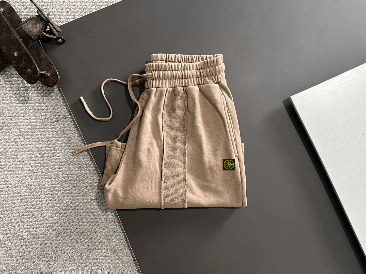 🅿️330 shipped next day, high-end goods, Stone Island 2025 spring and summer new elastic band casual heavy-duty washed loose shorts, made by imported machines from Italy, 1:1COPY with eyes closed. The hem of the trousers is hemmed with two needles, the stitching is fine and firm, and the custom-made fabrics are highly breathable and comfortable, with impeccable details. The brand element design concept reflects high quality. It feels delicate and soft! It presents a casual cut and the upper body shape is great! Size: S-XXL